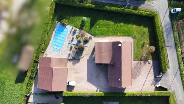 Superbe maison de plain pieds 116m2 avec véranda, piscine et 110m2 de dépendances à seulement 5 minutes de Louhans et 1h45 de Genève.