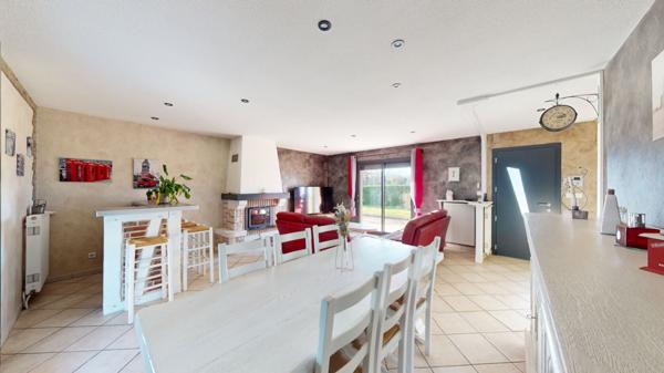 Superbe maison de plain pieds 116m2 avec véranda, piscine et 110m2 de dépendances à seulement 5 minutes de Louhans et 1h45 de Genève.