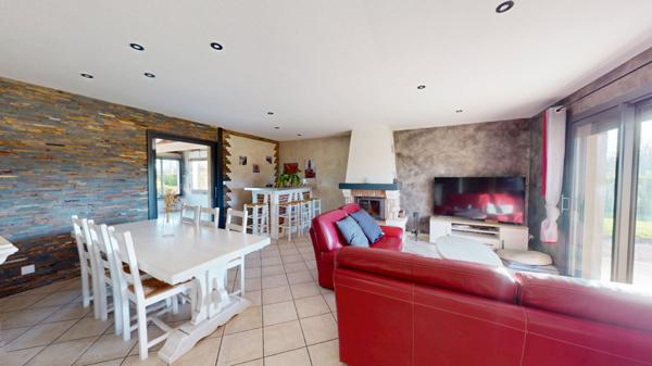 Superbe maison de plain pieds 116m2 avec véranda, piscine et 110m2 de dépendances à seulement 5 minutes de Louhans et 1h45 de Genève.