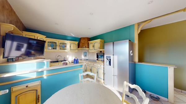 Superbe maison de plain pieds 116m2 avec véranda, piscine et 110m2 de dépendances à seulement 5 minutes de Louhans et 1h45 de Genève.