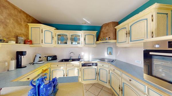 Superbe maison de plain pieds 116m2 avec véranda, piscine et 110m2 de dépendances à seulement 5 minutes de Louhans et 1h45 de Genève.