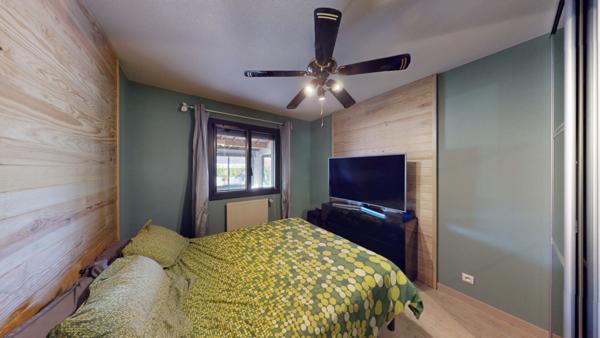 Superbe maison de plain pieds 116m2 avec véranda, piscine et 110m2 de dépendances à seulement 5 minutes de Louhans et 1h45 de Genève.