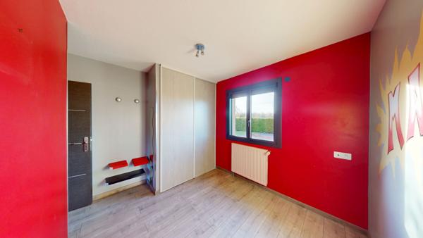 Superbe maison de plain pieds 116m2 avec véranda, piscine et 110m2 de dépendances à seulement 5 minutes de Louhans et 1h45 de Genève.