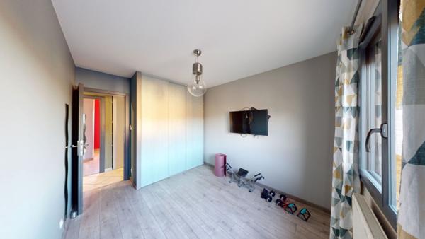 Superbe maison de plain pieds 116m2 avec véranda, piscine et 110m2 de dépendances à seulement 5 minutes de Louhans et 1h45 de Genève.