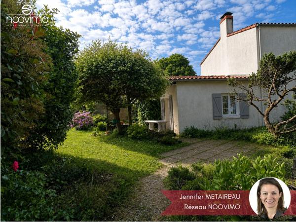 Au coeur du bourg, maison en pierre 3 chambres + espace bureau/lingerie avec dépendance et carport