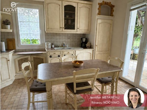 Au coeur du bourg, maison en pierre 3 chambres + espace bureau/lingerie avec dépendance et carport