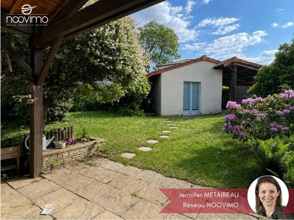 Au coeur du bourg, maison en pierre 3 chambres + espace bureau/lingerie avec dépendance et carport