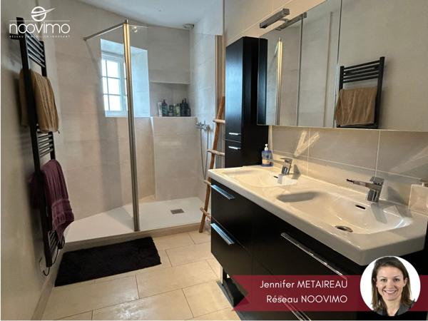 Au coeur du bourg, maison en pierre 3 chambres + espace bureau/lingerie avec dépendance et carport