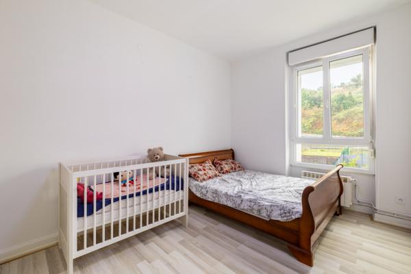 Maison F4 avec terrasses, sous-sol, garage et jardin
