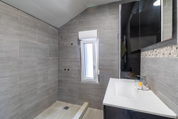 Maison F4 avec terrasses, sous-sol, garage et jardin