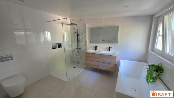 Maison T6 de 139m² entièrement rénovée, peu énergivore, DPE C, jardin et garage.