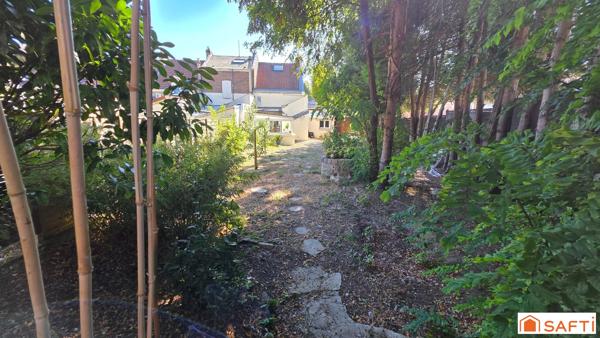 Maison T6 de 139m² entièrement rénovée, peu énergivore, DPE C, jardin et garage.
