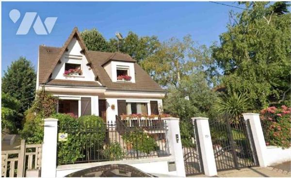 Située dans le secteur prisé du Château d'Ormesson, belle demeure familiale construite sur un t...