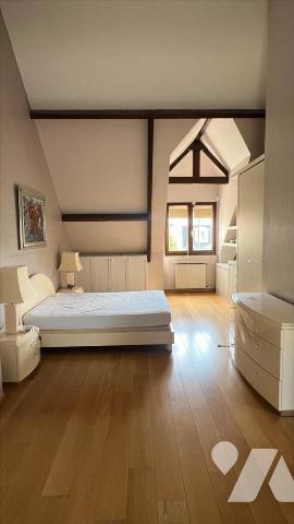 Située dans le secteur prisé du Château d'Ormesson, belle demeure familiale construite sur un t...