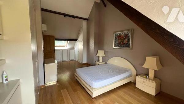 Située dans le secteur prisé du Château d'Ormesson, belle demeure familiale construite sur un t...