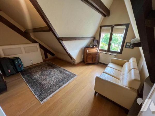 Située dans le secteur prisé du Château d'Ormesson, belle demeure familiale construite sur un t...