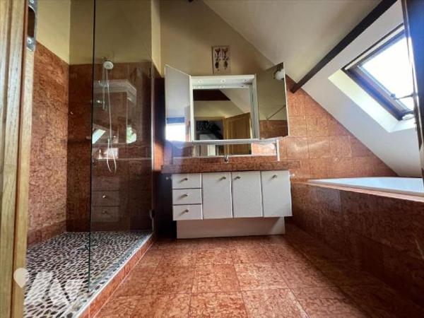 Située dans le secteur prisé du Château d'Ormesson, belle demeure familiale construite sur un t...