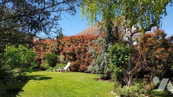 Située dans le secteur prisé du Château d'Ormesson, belle demeure familiale construite sur un t...
