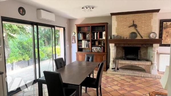 Située dans le secteur prisé du Château d'Ormesson, belle demeure familiale construite sur un t...