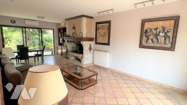 Située dans le secteur prisé du Château d'Ormesson, belle demeure familiale construite sur un t...