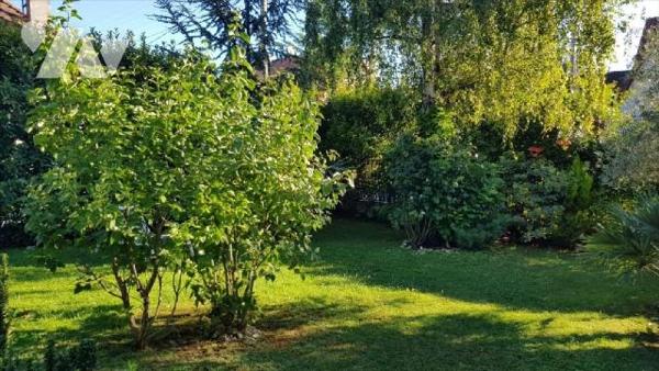 Située dans le secteur prisé du Château d'Ormesson, belle demeure familiale construite sur un t...