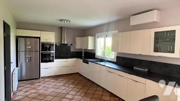 Située dans le secteur prisé du Château d'Ormesson, belle demeure familiale construite sur un t...