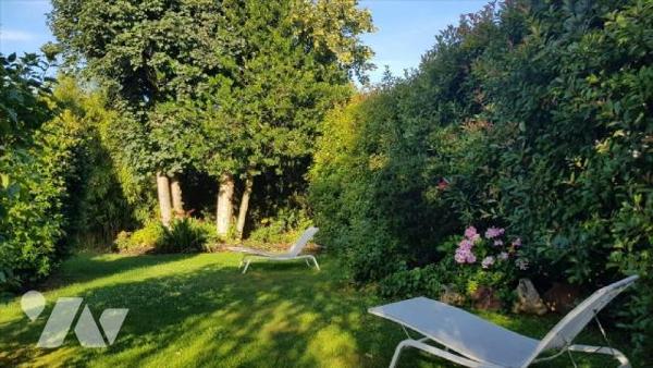 Située dans le secteur prisé du Château d'Ormesson, belle demeure familiale construite sur un t...