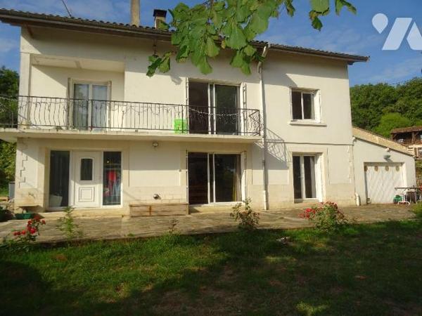 A 3 km du centre de Chauvigny, Maison d'environ 130 m² habitables offrant: au rez de chaussée: ...