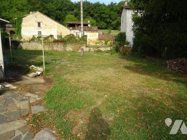 A 3 km du centre de Chauvigny, Maison d'environ 130 m² habitables offrant: au rez de chaussée: ...