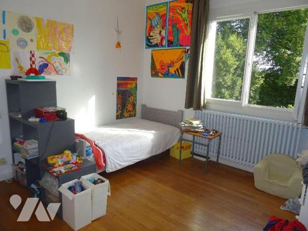 A 3 km du centre de Chauvigny, Maison d'environ 130 m² habitables offrant: au rez de chaussée: ...