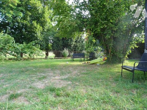 A 3 km du centre de Chauvigny, Maison d'environ 130 m² habitables offrant: au rez de chaussée: ...