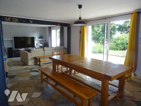 A 3 km du centre de Chauvigny, Maison d'environ 130 m² habitables offrant: au rez de chaussée: ...