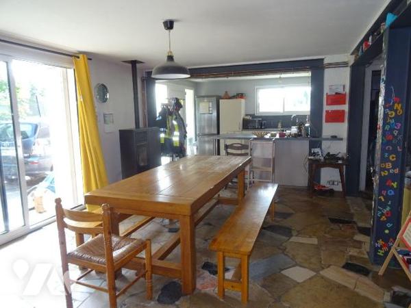 A 3 km du centre de Chauvigny, Maison d'environ 130 m² habitables offrant: au rez de chaussée: ...