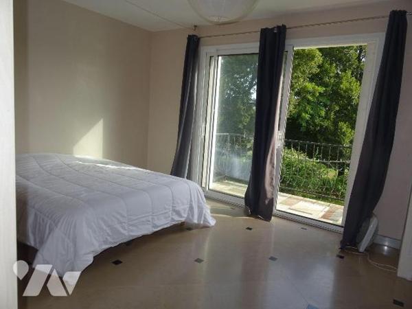 A 3 km du centre de Chauvigny, Maison d'environ 130 m² habitables offrant: au rez de chaussée: ...