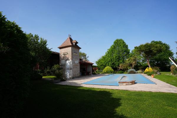 Maison de maître 10 pièces , dépendance 140m² , piscine 1h de Bordeaux, 3h de Paris