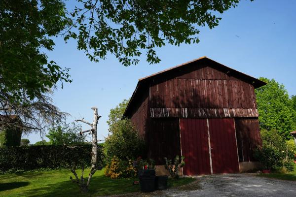 Maison de maître 10 pièces , dépendance 140m² , piscine 1h de Bordeaux, 3h de Paris