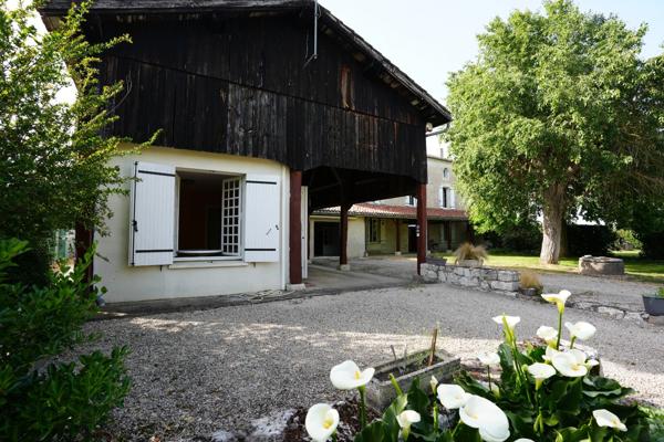 Maison de maître 10 pièces , dépendance 140m² , piscine 1h de Bordeaux, 3h de Paris