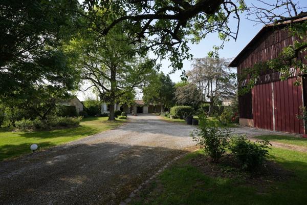 Maison de maître 10 pièces , dépendance 140m² , piscine 1h de Bordeaux, 3h de Paris
