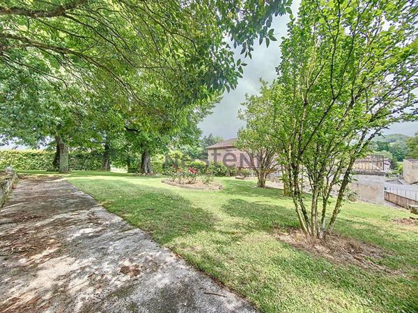 A vendre Maison de village 5 pièces de 134m2, à Ornezan, avec dépendance sur un jardin arboré de