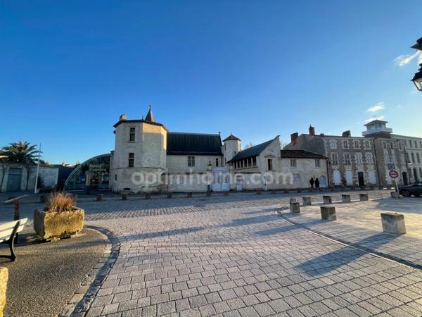 Immeuble Murs et fonds avec restaurant vendu avec appartement 5 pièces à St Martin de RéSAINT MARTIN DE RE (17)