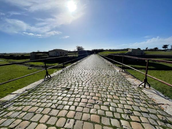 Immeuble Murs et fonds avec restaurant vendu avec appartement 5 pièces à St Martin de RéSAINT MARTIN DE RE (17)