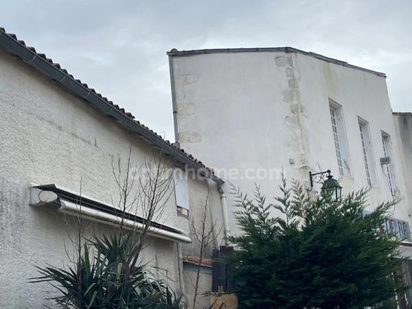 Immeuble Murs et fonds avec restaurant vendu avec appartement 5 pièces à St Martin de RéSAINT MARTIN DE RE (17)