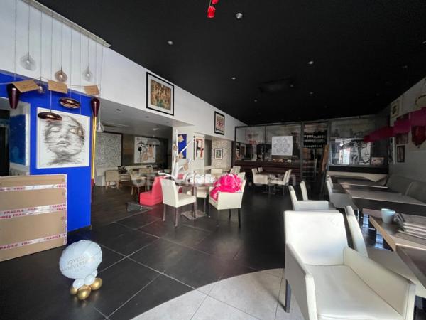 Immeuble Murs et fonds avec restaurant vendu avec appartement 5 pièces à St Martin de RéSAINT MARTIN DE RE (17)