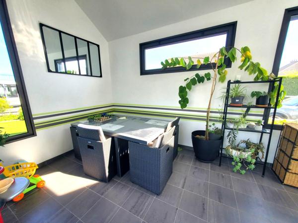 Maison traditionnelle de 127 m² sur sous sol avec garage  .