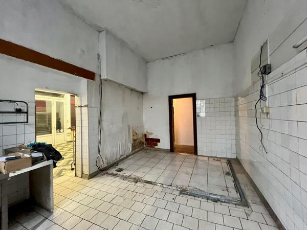 Local commercial à Villeneuve-sur-Lot centre En plein coeur de Villeneuve-sur-Lot, découvrez ce local commercial d'environ 90 m², anciennement utilisé comme alimentation/boucherie et entièrement à rénover. Il offre une surface de vente de 45 m², un labora , Villeneuve sur lot