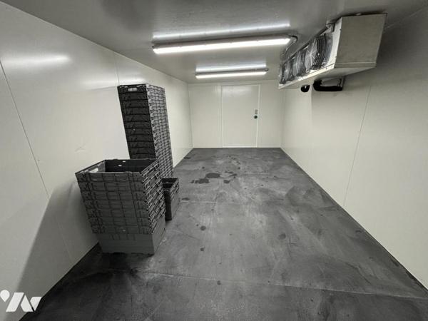 Un local professionnel d'environ 420 m² (équipé en alimentaire-froid)