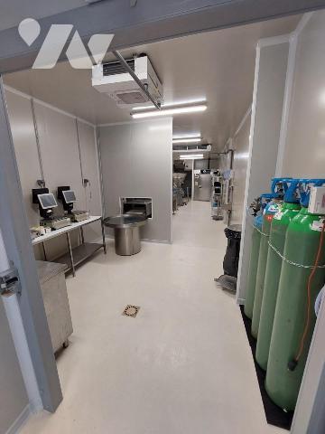 Un local professionnel d'environ 420 m² (équipé en alimentaire-froid)