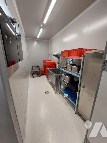 Un local professionnel d'environ 420 m² (équipé en alimentaire-froid)