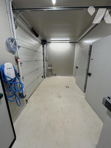 Un local professionnel d'environ 420 m² (équipé en alimentaire-froid)