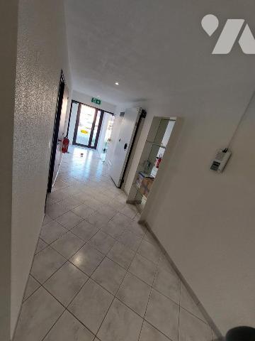 Un local professionnel d'environ 420 m² (équipé en alimentaire-froid)